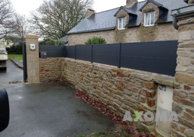 Installation clôture aluminium TELLEN KOSTUM sur muret chez un particulier à Mauves-sur-Loire