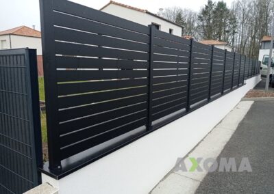 Installation clôture aluminium RAZ KOSTUM mitoyenne lame 90 espacée à Piriac-sur-Mer 44