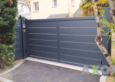 Portail coulissant lame persienne anti tempête fabriqué sur mesure et posé à Carquefou