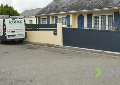 Portail coulissant ANAE suivi de pente motorisé installé à Trignac par Axoma 44