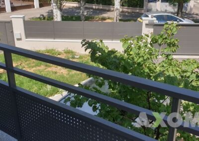 Garde corps aluminium BRINI KOSTUM avec découpe laser tôle perforée carré installée à Bouguenais 44