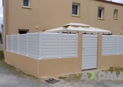 Clôture PVC pour terrasse fourni par KOSTUM posée à Grandchamp-des-Fontaines 44