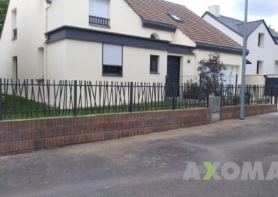 Clôture aluminium contemporain DUNE KOSTUM sur muret Pornic