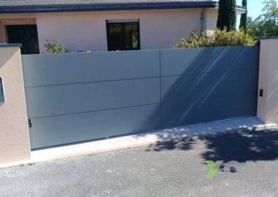 Portail coulissant moderne KLAVEL fabriqué sur mesure et posé à La Chapelle-sur-Erdre