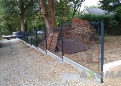 Clôture panneau rigide posée en décrochement avec plaque de soubassement installée à Nantes en Loire-Atlantique