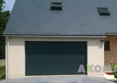 Porte de garage sectionnelle HORMANN RENOMATIC refoulement plafond installée à Saint-Philbert-de-Grand-Lieu 44