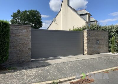 Installation portail coulissant STELLA muret parement pierre Saint-Viaud par votre artisan du 44