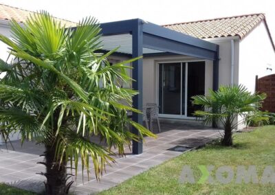 Pergolas bioclimatique aluminium MARQUISE avec volet latérale installée à Carquefou en Loire-Atlantique